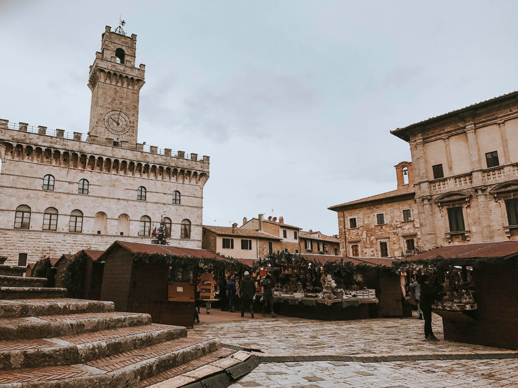 Montepulciano piazza - Vacanze in Toscana