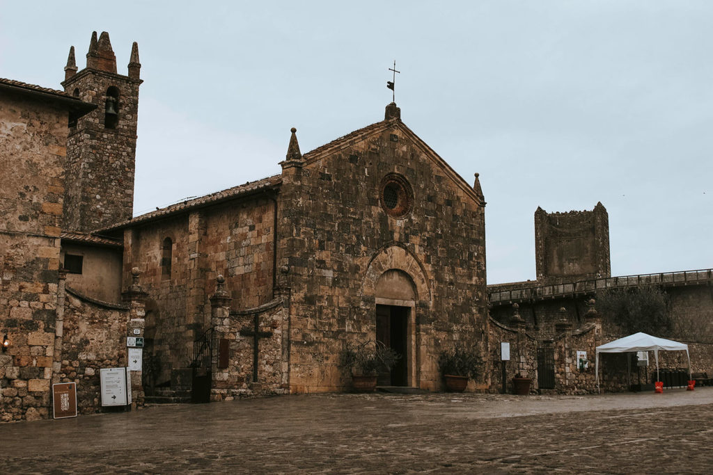 Chiesa di Monteriggioni Vacanze in Toscana